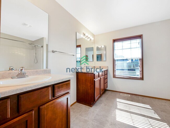 Building Photo - 4 Bed and 2.5 Bath Single-family Home is A...