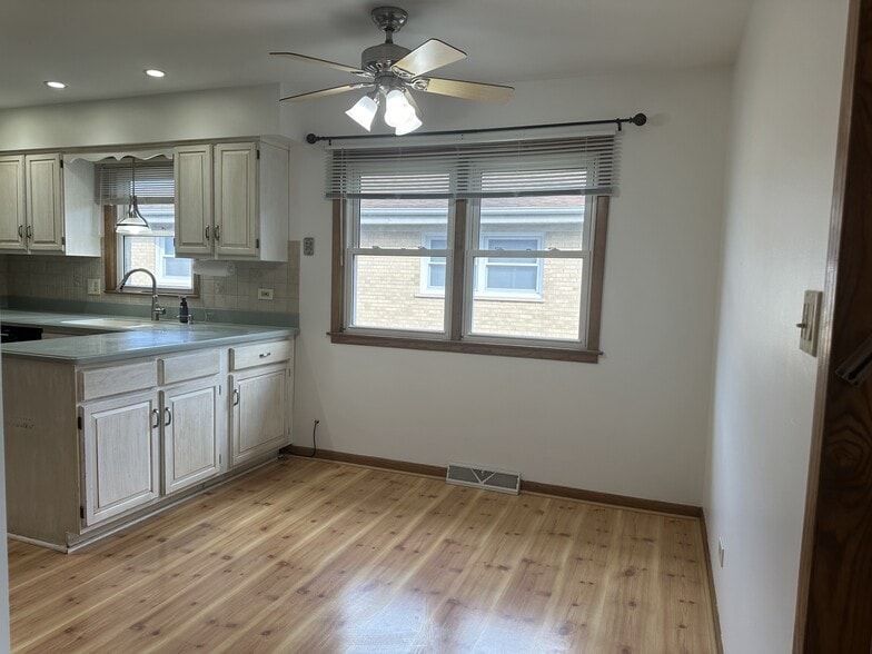 Kitchen Dinette - 1336 N Northwest Hwy