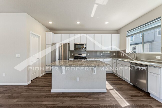 Building Photo - Gorgeous Townhouse with Washer/Dryer and C...