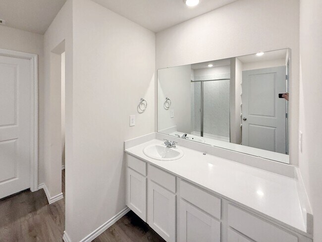 Building Photo - 4/2 in Sweetwater Springs Community, Sherman