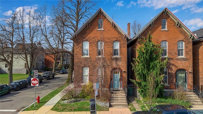 Primary Photo - 155 Allen St
