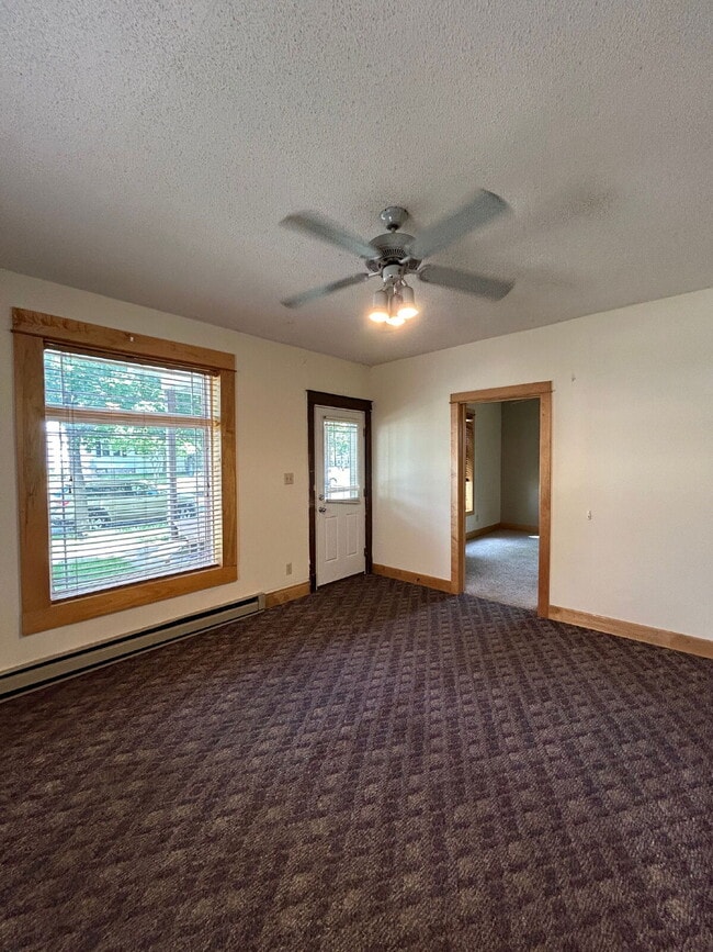 Building Photo - 3 Bedroom, 1 Bathroom Duplex