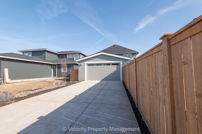 Building Photo - Brand New SE Bend Home!