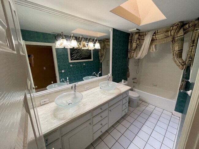 Building Photo - 19077 Oriente Dr