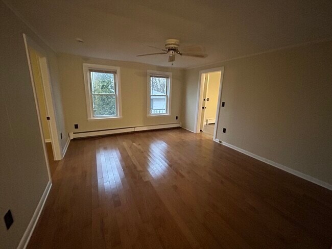 Building Photo - 16 E Walnut St