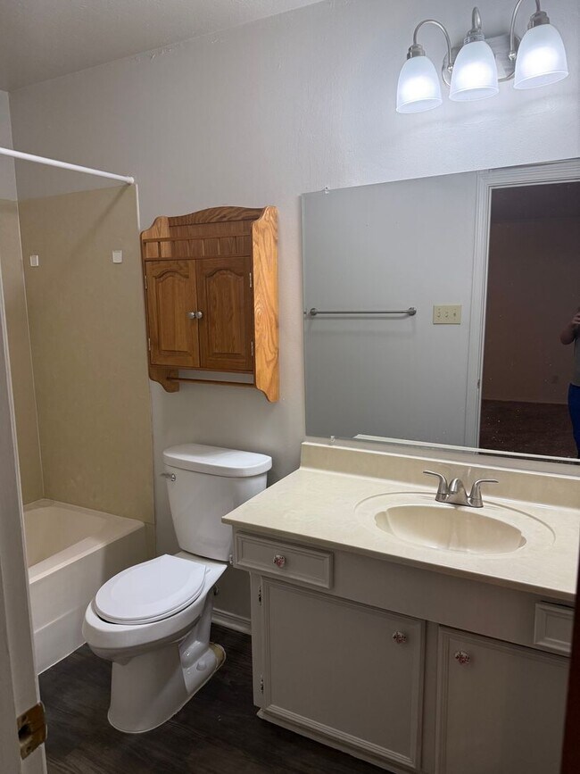 Building Photo - 2 Bedroom/ 2 Bathroom Townhome