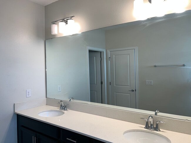 Building Photo - 3 bed 2.5 bath townhouse