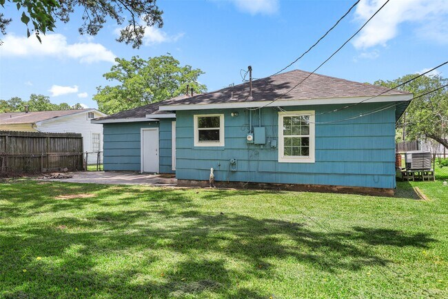Building Photo - 2318 Pecan St
