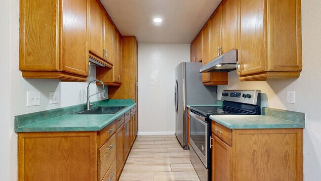 Building Photo - Spacious and Bright 1 Bedroom 1 Bath end unit at Redwood Village!