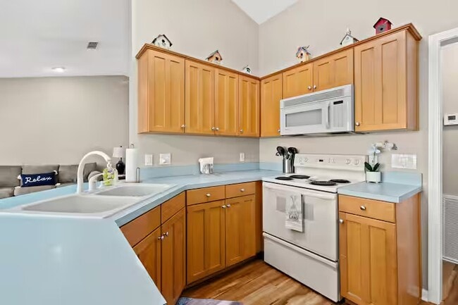 Building Photo - 270 Silver Lake N