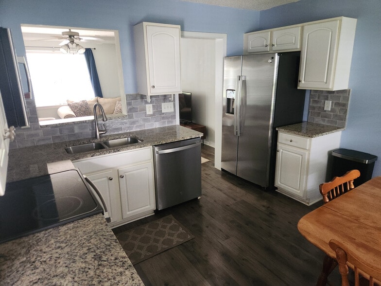 Building Photo - Room in House on Meadowcreek Village Dr