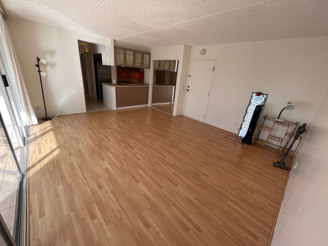 Building Photo - 2 Bedroom 1.5 Bathroom at Keoni Ana Waikik...