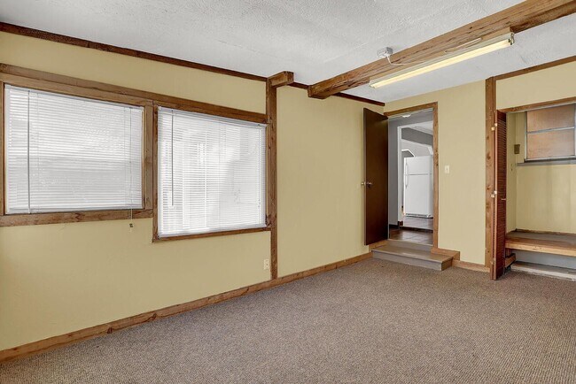 Building Photo - 623 Iowa Ave
