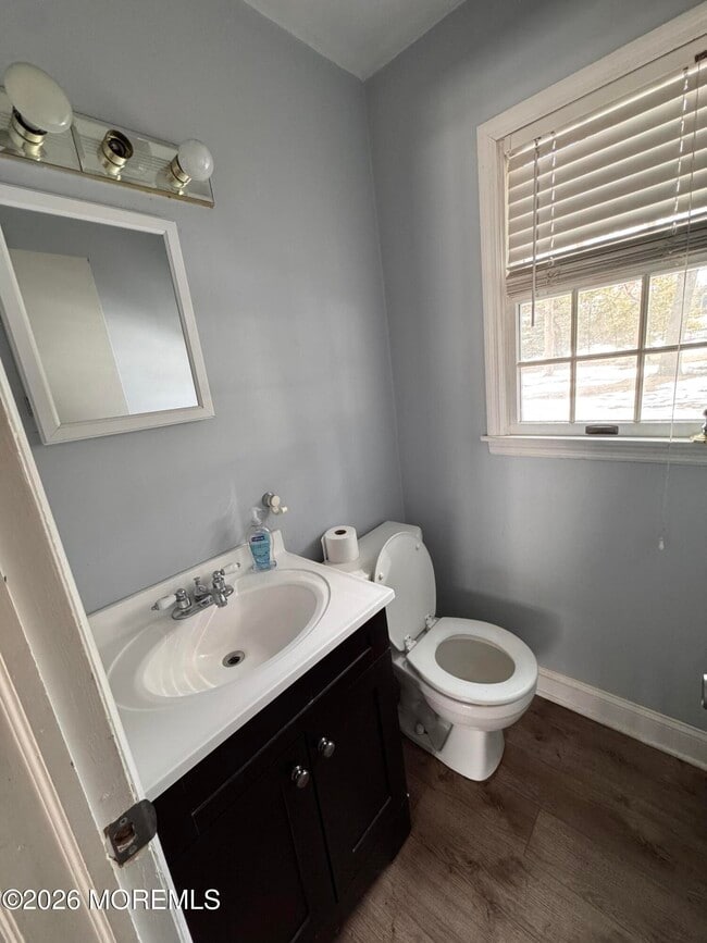 Building Photo - 422 W Lake Ave