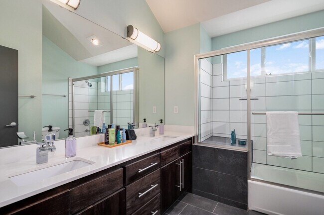 Building Photo - 1220 E Columbia St