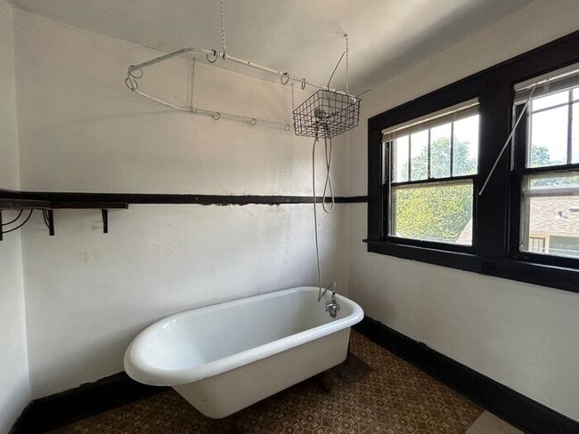 Building Photo - $1,800 | 3 Bedroom, 2 Bathroom Multi Floor...