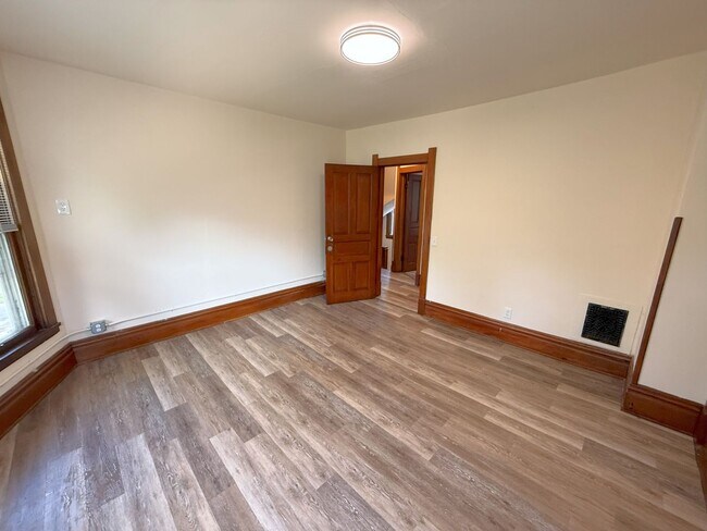 Building Photo - 116 Lathrop St