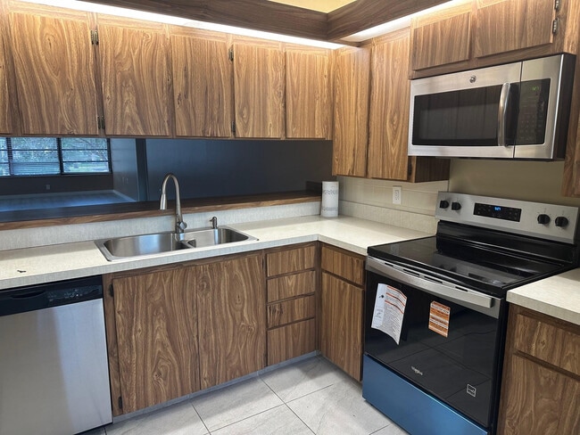 Building Photo - 1717 Whitehall Dr