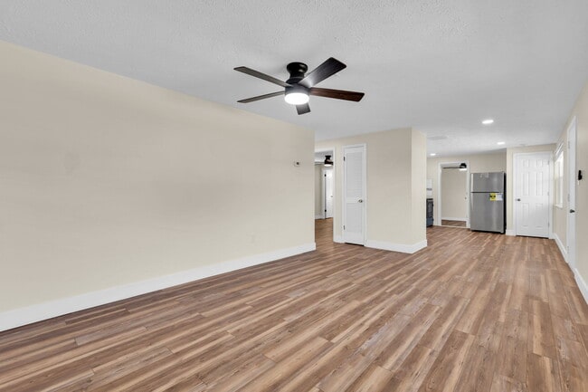 Building Photo - 4233 Mesa Dr