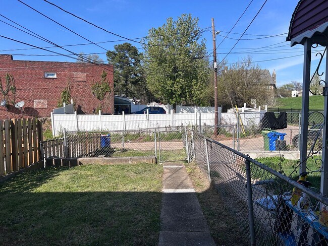 Building Photo - Baltimore - 2 Bedrooms + Den and 1 baths Available!