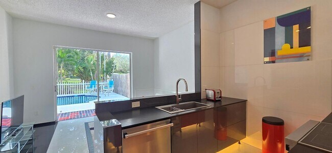 Building Photo - 661 Lake Wellington Dr