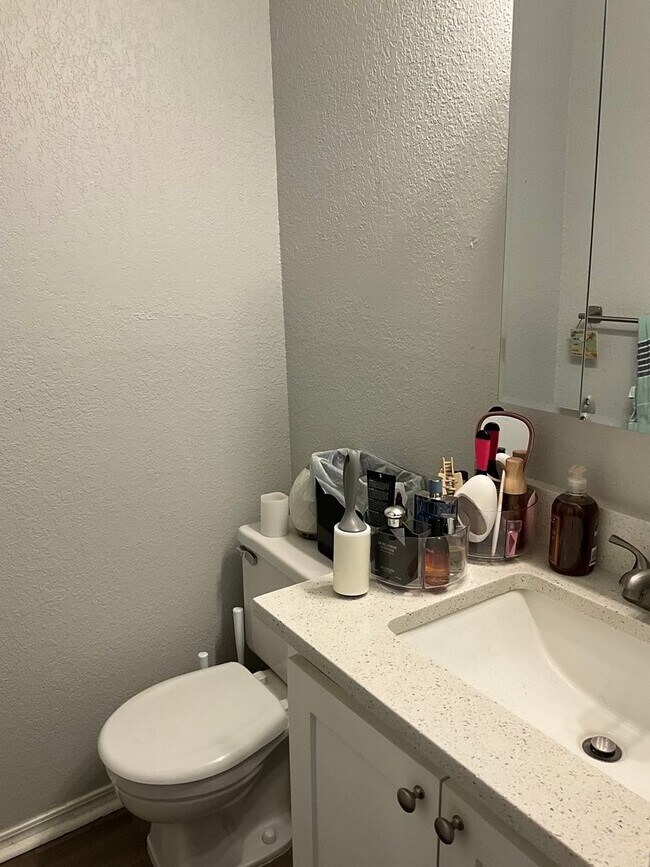 Building Photo - Renovated 3 Bedroom/ 1.5 Bath in Great Neiborhood