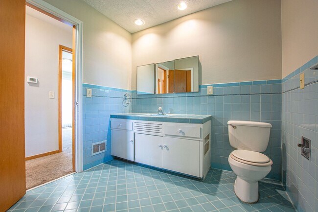 Building Photo - Extremely Spacious 2 Bedroom / 1 Bath Home