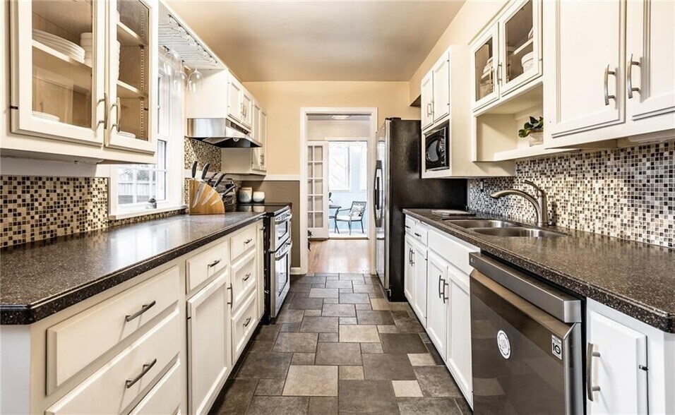 Building Photo - 5953 Rosslyn Ave