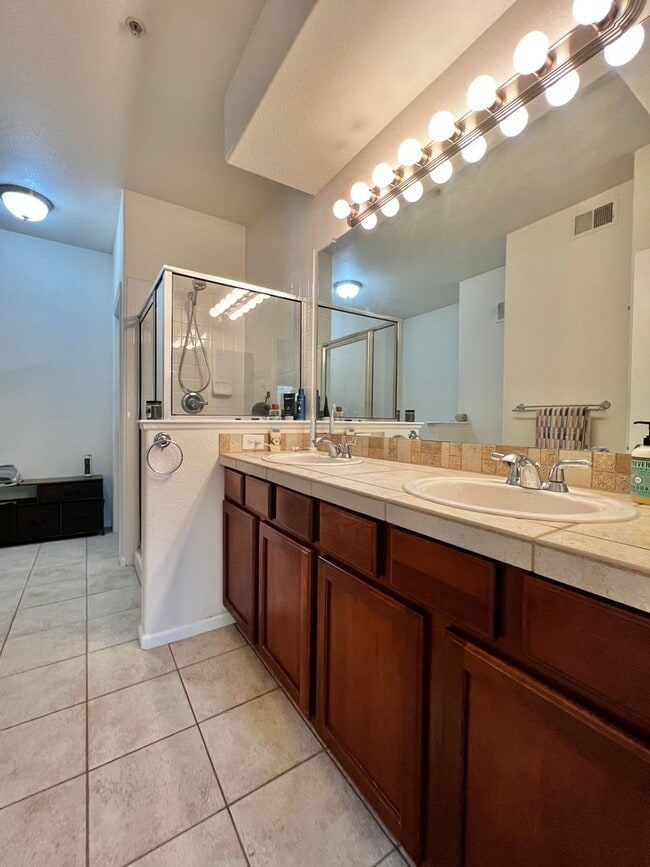 Building Photo - Beautiful Condo in South Fort Collins