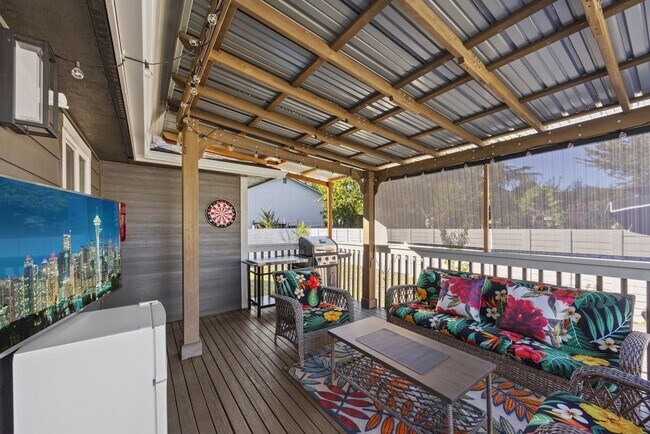 Building Photo - 11405 14th Ave SW