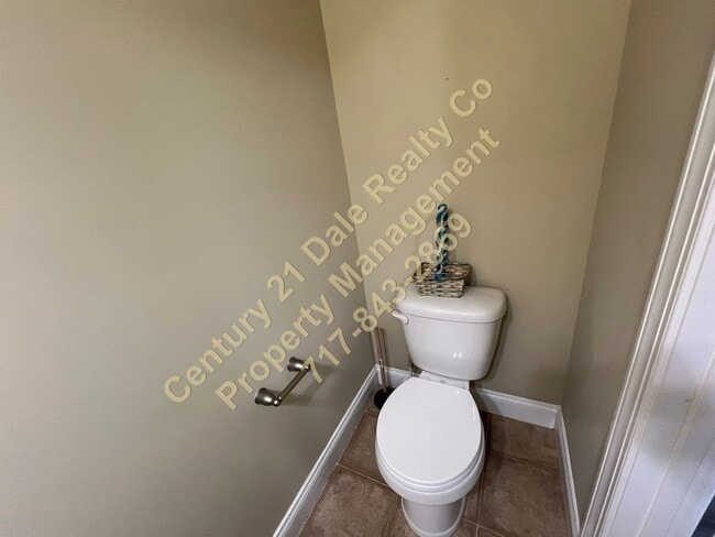 Building Photo - Large Three Bedroom 2.5 Baths in the Stone Gate Commons Association