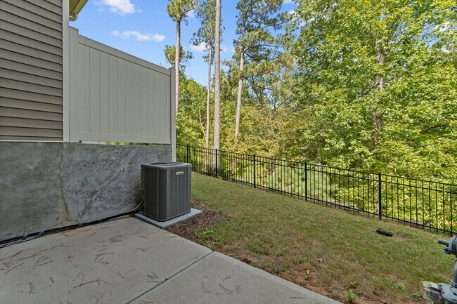 Building Photo - Gorgeous Townhome in N. Raleigh, Top Amenities & Finishes, Community Pool, Pet Friendly!