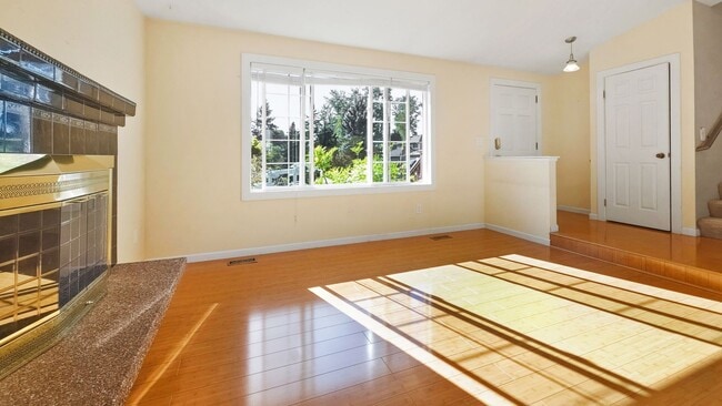 Building Photo - Cul-de-Sac Home Near Alderwood with Private Backyard