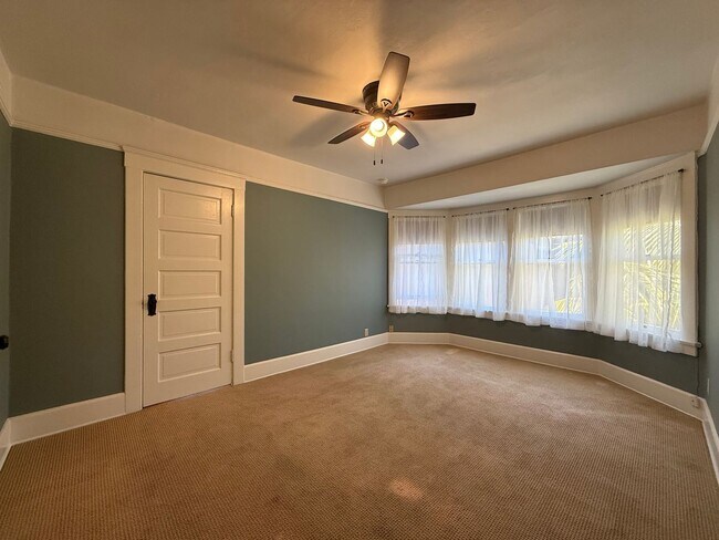 Building Photo - Fabulous Bankers Hill location 3 Bedroom Top-floor duplex unit