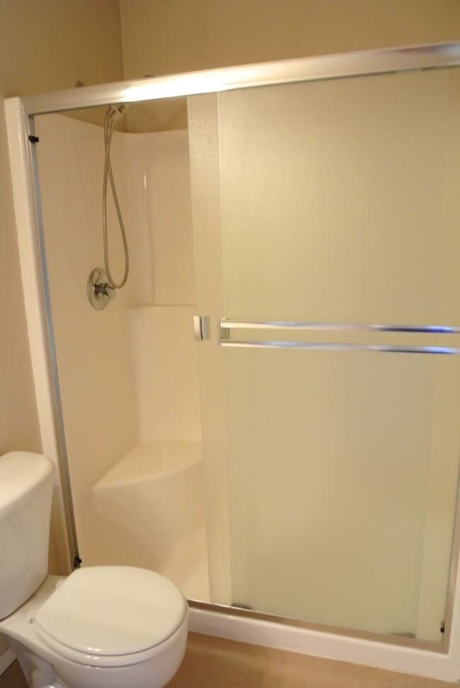 Building Photo - Spacious 3 bedroom 2.5 bath home in SE Cor...