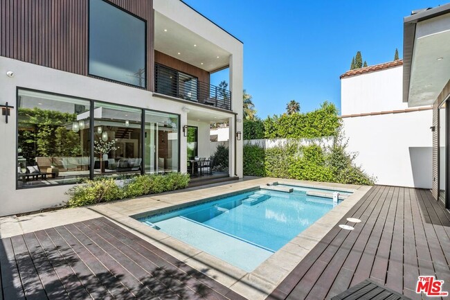 Building Photo - 714 N La Jolla Ave