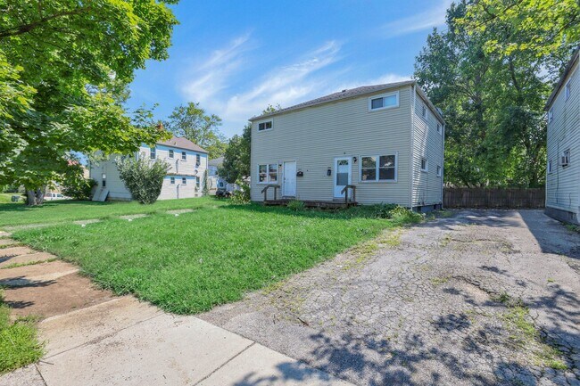 Building Photo - 898-900 Racine Ave
