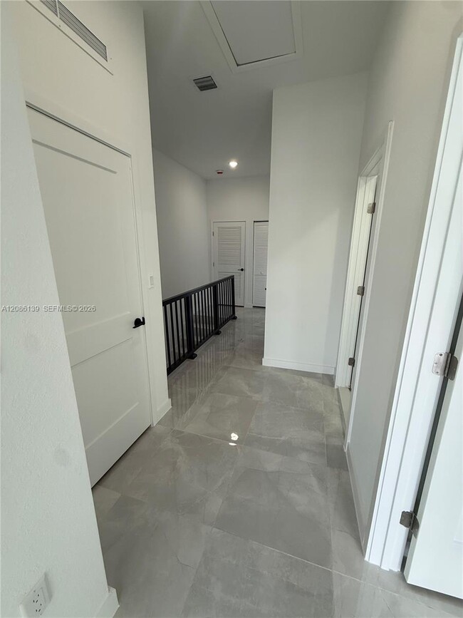 Building Photo - 1416 W Davis Pkwy