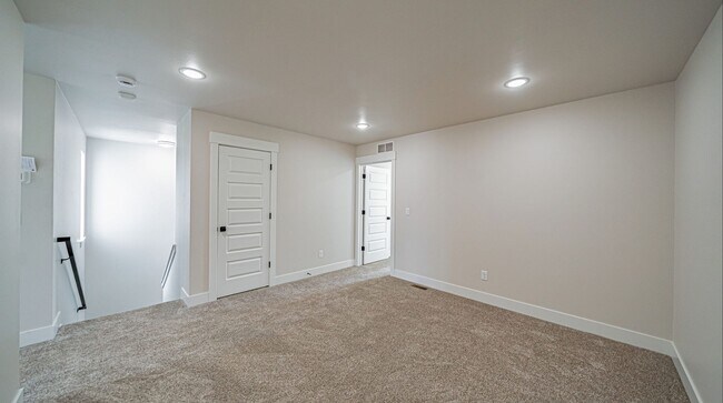 Building Photo - Beautiful 4-Bedroom Townhome for Rent off of Sunnyside in Idaho Falls