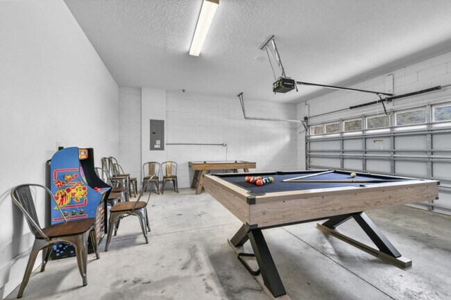 Building Photo - 350 Lasso Dr