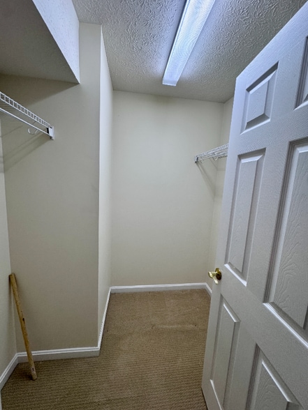 Building Photo - 406 Valley Greens Rd