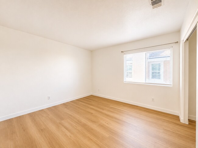 Building Photo - Beautifully Updated 5 Bedroom House with 3 Car Garage For Rent
