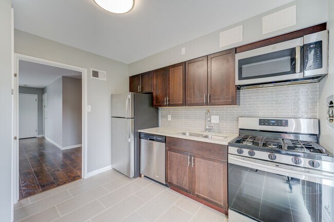 Building Photo - Gorgeous 2 Bedroom Condo with a Move-in Sp...