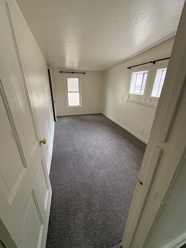 Building Photo - Two Bedroom Single Family Home With Detach...