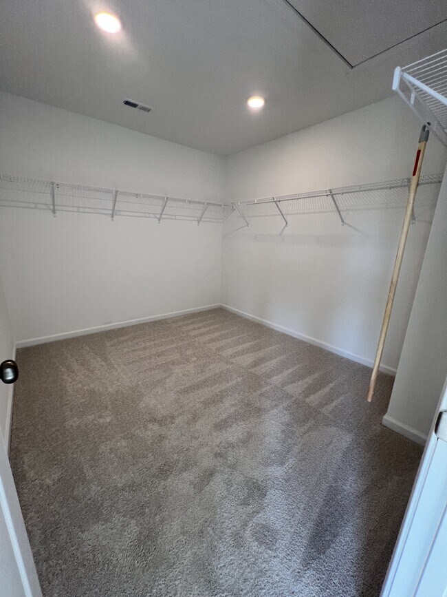 Building Photo - 1025 Red Finch Wy