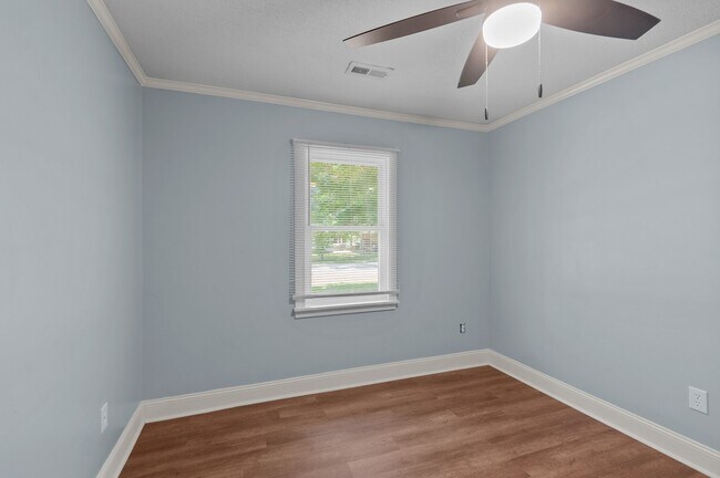 Building Photo - 550 St David St