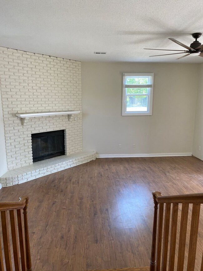 Building Photo - Come Home to Bayou View!!