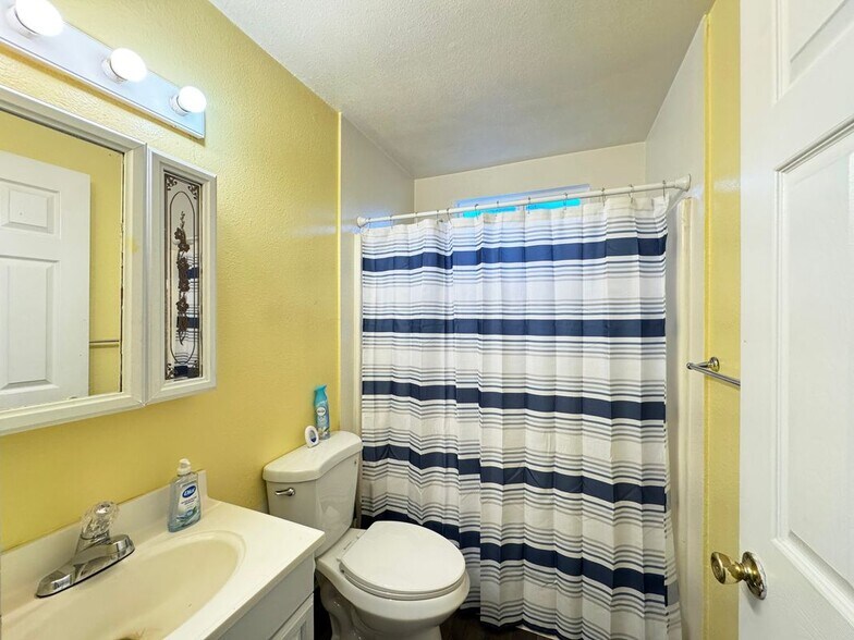 Building Photo - 2148 Primrose Dr