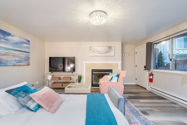 Building Photo - 3202 15th Ave W