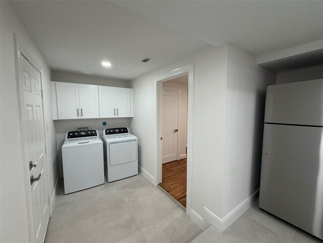 Building Photo - 4843 Culmore Dr